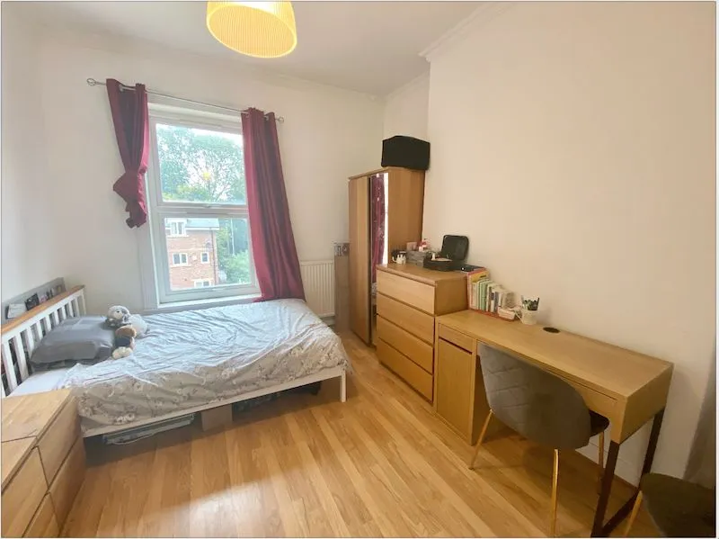Flat 3, 23 Ladybarn Road, photo 2