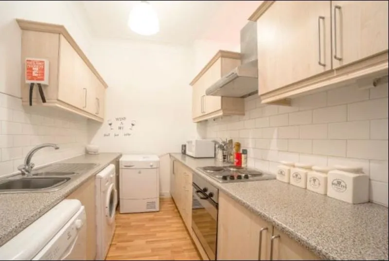 Flat 3, 21 Ladybarn Road, photo 2