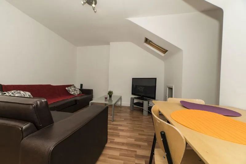 Flat 5, 23 Ladybarn Road, photo 2