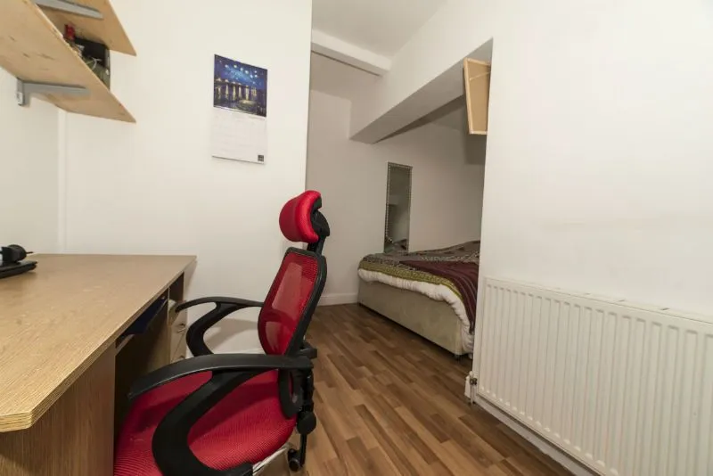 Flat 5, 23 Ladybarn Road, photo 5